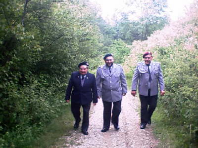 Reservisten aus BadStaffelstein auf dem weg zum Feldgottesdienst