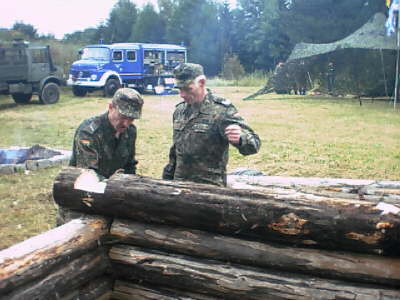 Blockh�ttenbau mit THW Naila